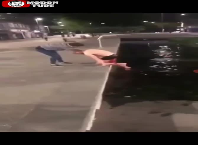 Video :(Audience cautioned) He rips his anus after jumping into a fountain